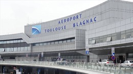 Pháp sơ tán sân bay Toulouse và triển khai quân đội